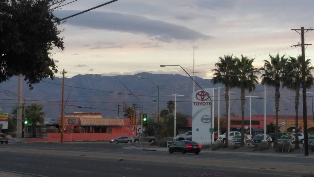 Jack in the Box | restaurant | 1302 S Kolb Rd Ave, Tucson, AZ 85710, USA | 5207471182 OR +1 520-747-1182