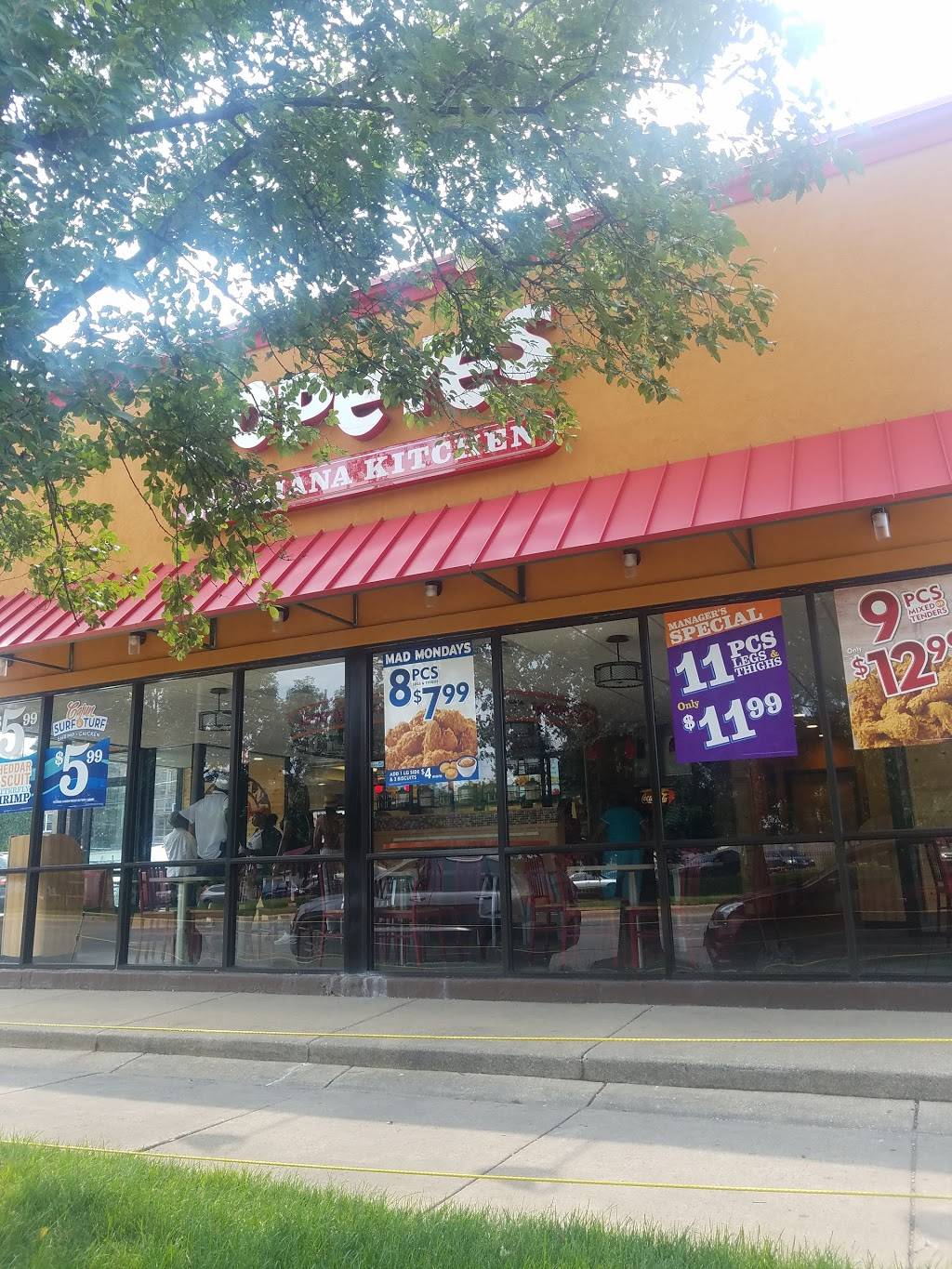 Popeyes Louisiana Kitchen | restaurant | 8732 S Stony Island Ave, Chicago, IL 60617, USA | 7733668580 OR +1 773-366-8580