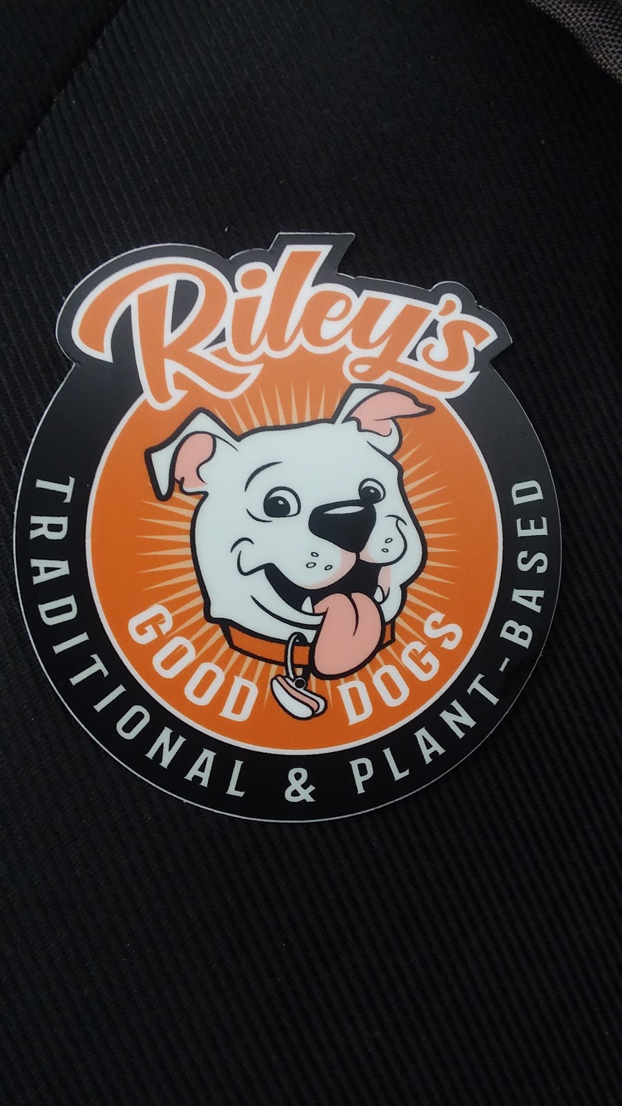 Rileys Good Dogs | restaurant | 1652 N Water St, Milwaukee, WI 53202, USA | 4145594644 OR +1 414-559-4644