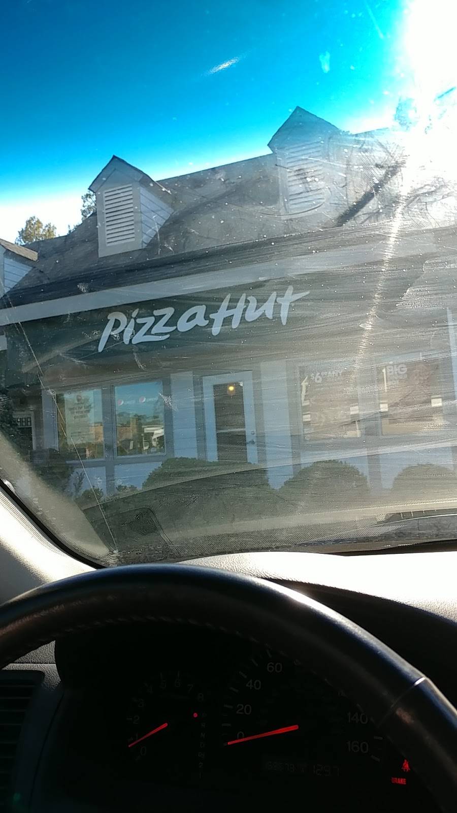 Pizza Hut | restaurant | 13611 Genito Rd, Midlothian, VA 23112, USA | 8047446666 OR +1 804-744-6666