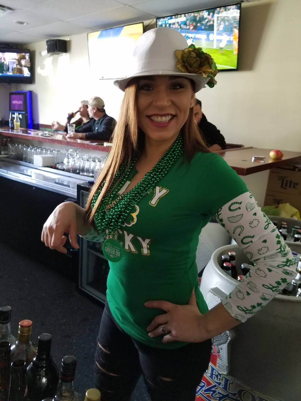 Caseys Irish Pub | restaurant | 2019 Bridgeport Ave, Milford, CT 06460, USA | 2038741411 OR +1 203-874-1411