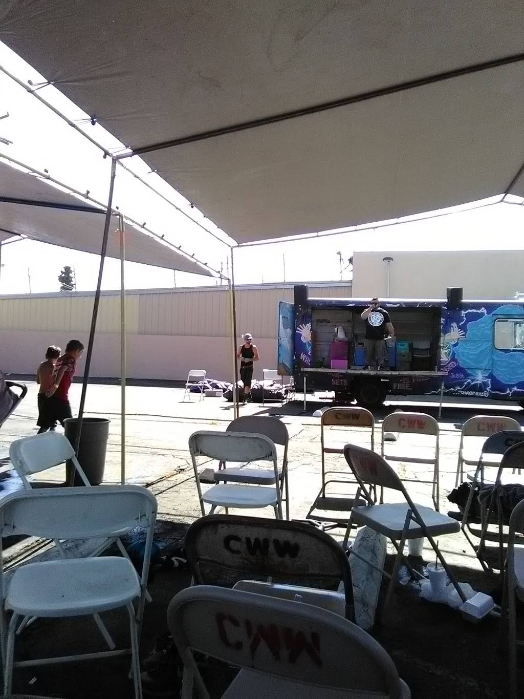 Youngs Drive-In | restaurant | 216 Oildale Dr, Bakersfield, CA 93308, USA | 6613997874 OR +1 661-399-7874