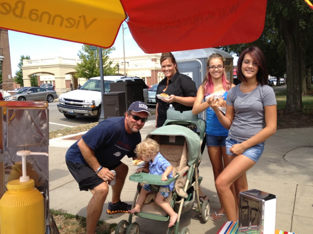 Aussem Dogs | meal takeaway | 624 Court St, Ottawa, IL 61350, USA | 8153434940 OR +1 815-343-4940