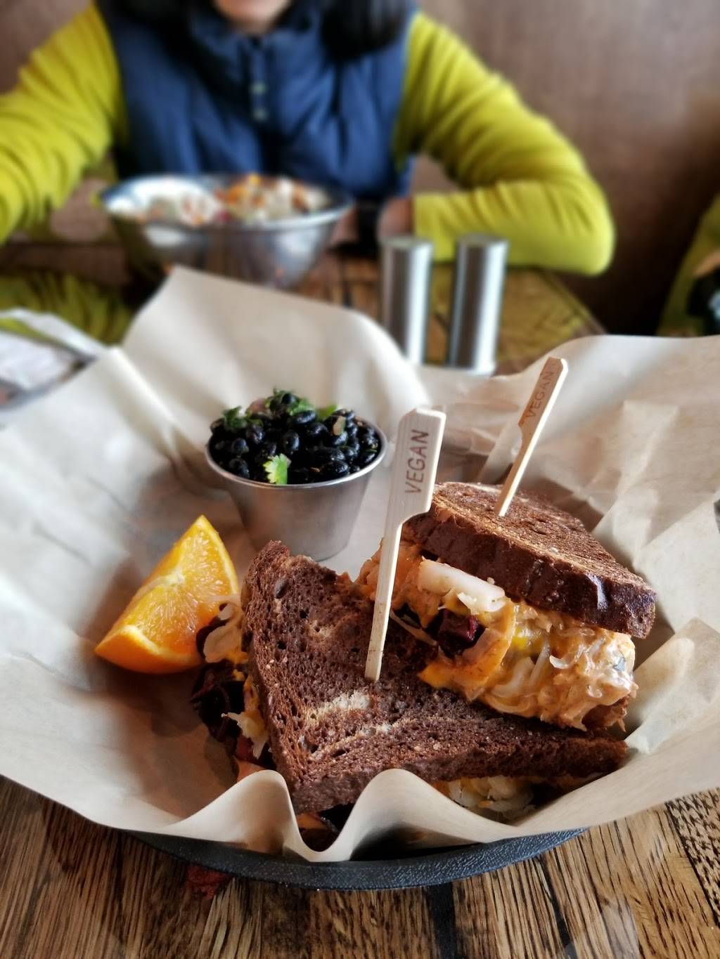 Urban Beets Cafe & Juicery | restaurant | 3077 N Mayfair Rd, Wauwatosa, WI 53222, USA | 4147637034 OR +1 414-763-7034