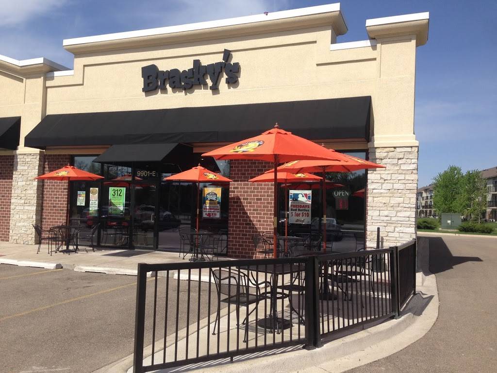 Braskys Bar & Grill | restaurant | 9901 N Knoxville Ave, Peoria, IL 61615, USA | 3092408422 OR +1 309-240-8422