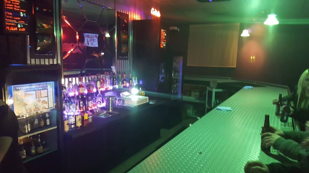 Leos Neighborhood Tavern | night club | 434 E Mitchell St, Petoskey, MI 49770, USA | 2313472739 OR +1 231-347-2739