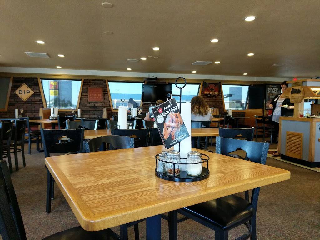 Pizza Hut | meal takeaway | 930 E 30th Ave, Hutchinson, KS 67502, USA | 6206620571 OR +1 620-662-0571