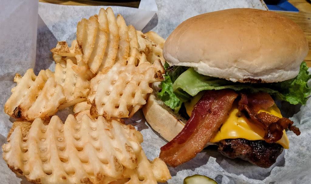 Freddy Ts Bar and Grill | restaurant | 7920 151st St, Overland Park, KS 66223, USA | 9136817644 OR +1 913-681-7644