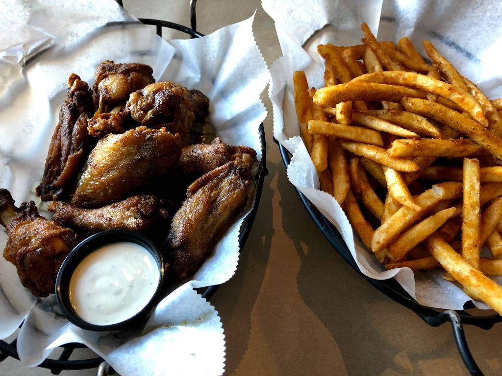 Chasin Tails | restaurant | 2200 N Westmoreland St, Arlington, VA 22213, USA | 7035382565 OR +1 703-538-2565