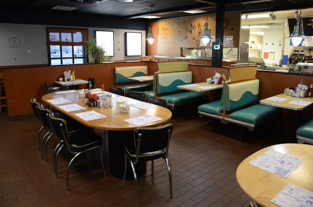 Missys Corner Cafe | restaurant | 2111 Court St, Pekin, IL 61554, USA | 3093464456 OR +1 309-346-4456