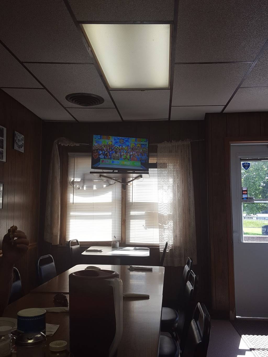 Lions Cafe | restaurant | 110 N Latcha St, Bellflower, IL 61724, USA | 3097223500 OR +1 309-722-3500