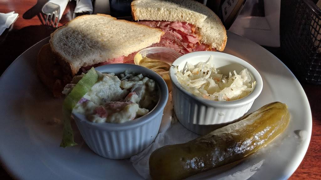 Big Morts Little Pub | restaurant | 2011 Robertson Rd, Nepean, ON K2H 7P4, Canada | 6138290123 OR +1 613-829-0123