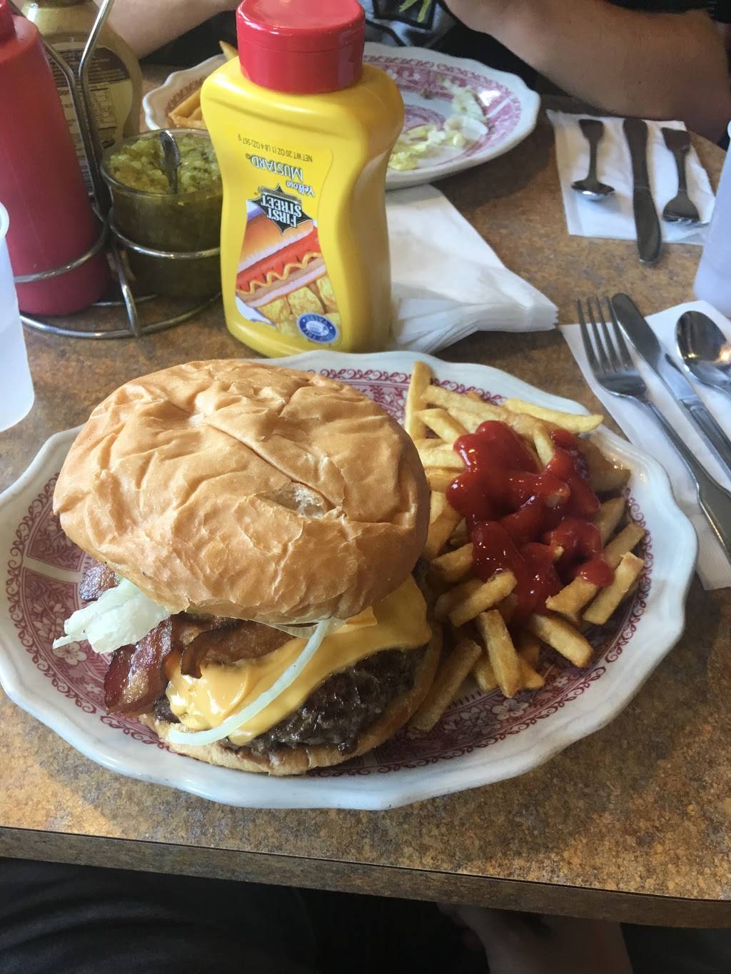 Friar Tucks Restaurant | restaurant | S.E. Corner 5th & Dolores St, Carmel-By-The-Sea, CA 93921, USA | 8316244274 OR +1 831-624-4274