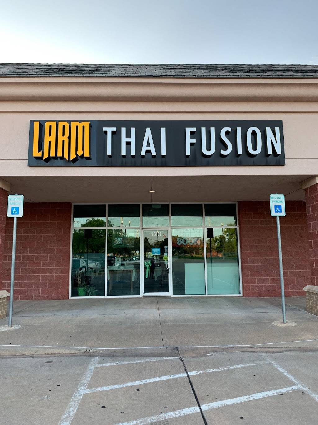 LARM THAI FUSION | restaurant | 1333 N Santa Fe Ave #123, Edmond, OK 73003, USA | 4059062382 OR +1 405-906-2382