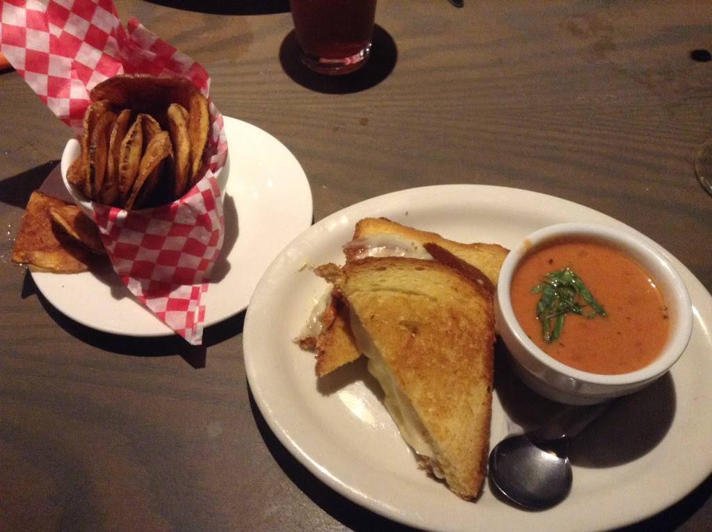 Catalinas Sports Bar & Grill | restaurant | 38 W Orange St, Lancaster, PA 17603, USA | 7179456462 OR +1 717-945-6462