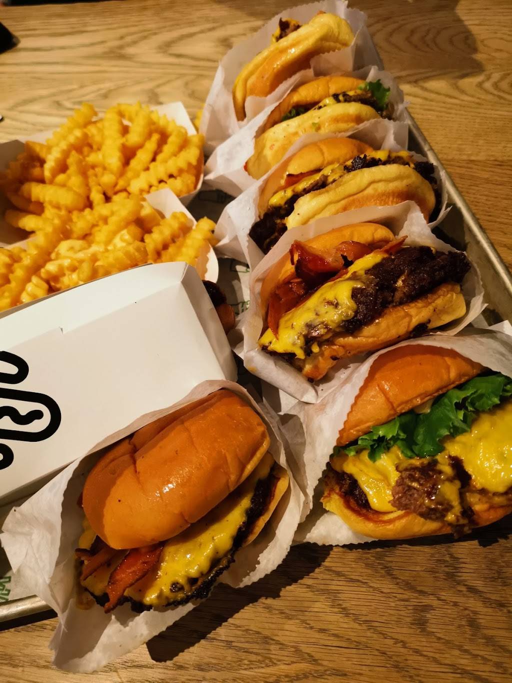 Shake Shack | meal takeaway | Terminal 4 / Gate B23 & B37, Jamaica, NY 11430, USA | 7187514760 OR +1 718-751-4760