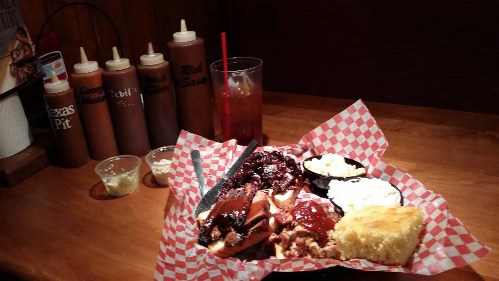 Famous Daves Bar-B-Que | restaurant | 1206 SE Everett Mall Way, Everett, WA 98208, USA | 4253531600 OR +1 425-353-1600