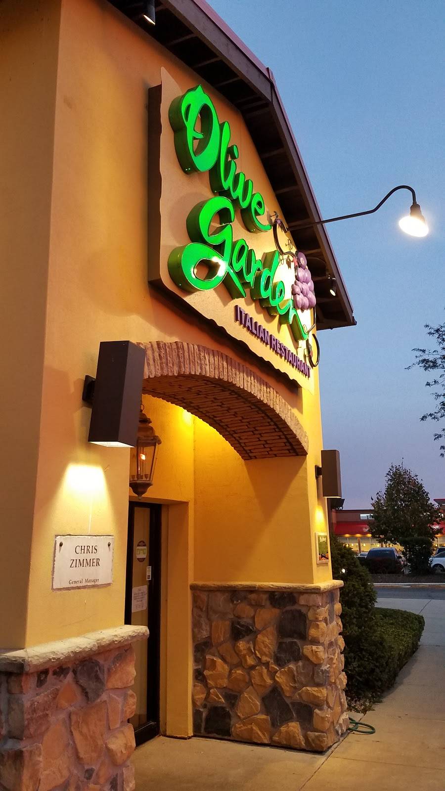 Olive Garden Italian Restaurant | meal takeaway | 701 N Milwaukee Ave, Vernon Hills, IL 60061, USA | 8478160293 OR +1 847-816-0293