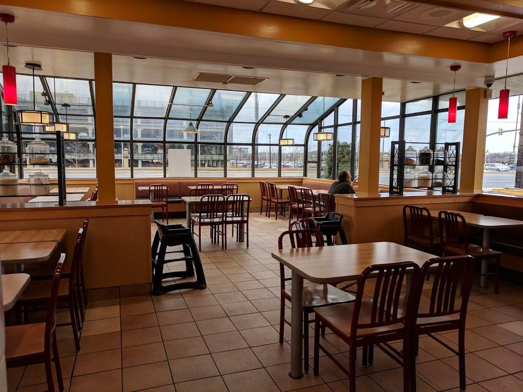 Popeyes Louisiana Kitchen | restaurant | 4621 Silver Hill Rd, Suitland, MD 20746, USA | 3014201600 OR +1 301-420-1600