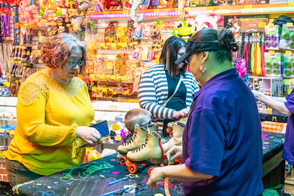 World of Wheels Skate Center | meal takeaway | 1218 Oakes Ave, Superior, WI 54880, USA | 7153921031 OR +1 715-392-1031