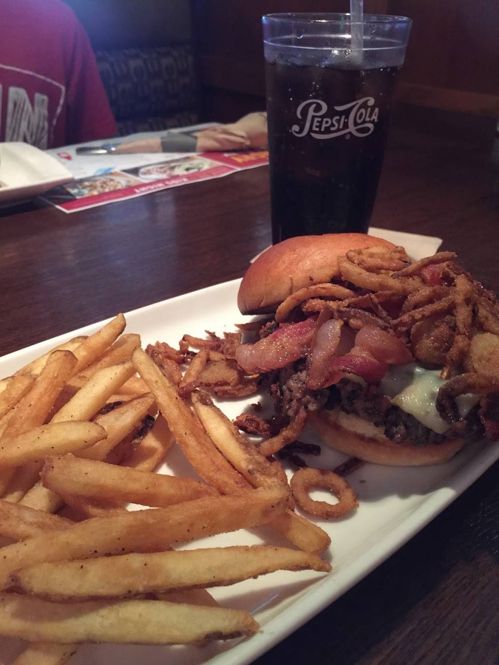 Applebees Grill + Bar | restaurant | 1600 Washington St, Pella, IA 50219, USA | 6416208646 OR +1 641-620-8646