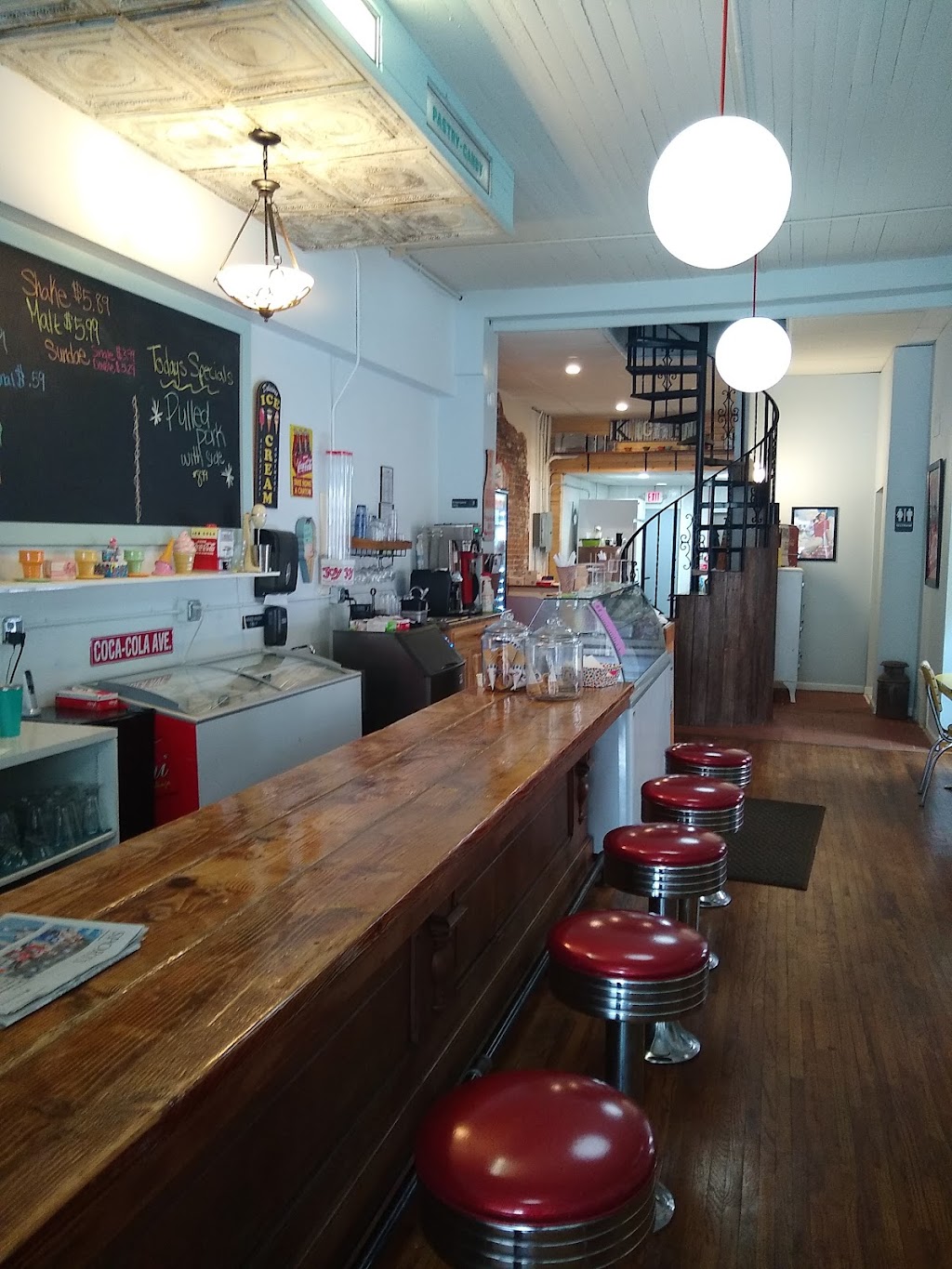 Chillo Ice Cream & Eats | restaurant | 542 2nd St, Traer, IA 50675, USA | 3194780014 OR +1 319-478-0014