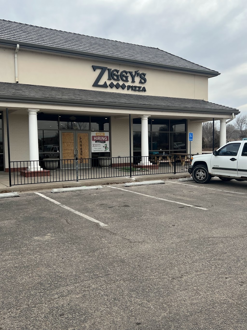 Ziggys Pizza Auburn Hills | restaurant | 13605 W Maple St # 111, Wichita, KS 67235, USA | 3163644827 OR +1 316-364-4827