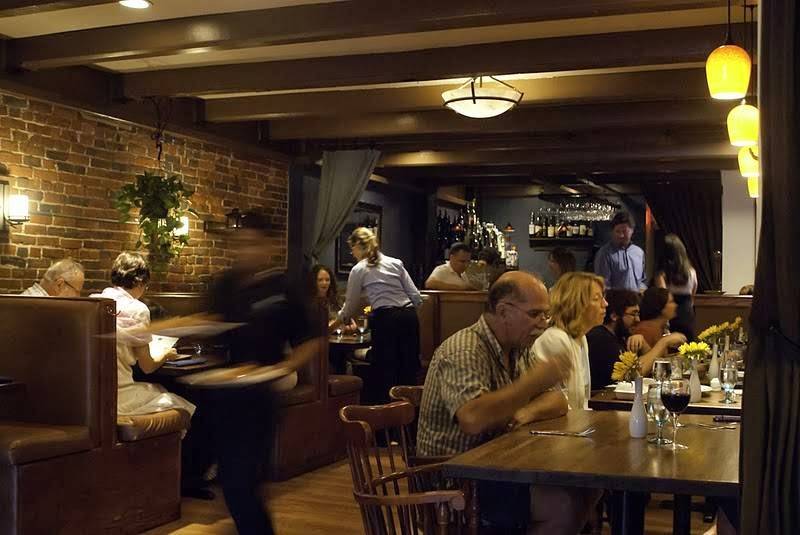 The Light Horse | restaurant | 715 King St, Alexandria, VA 22314, USA | 7035490533 OR +1 703-549-0533