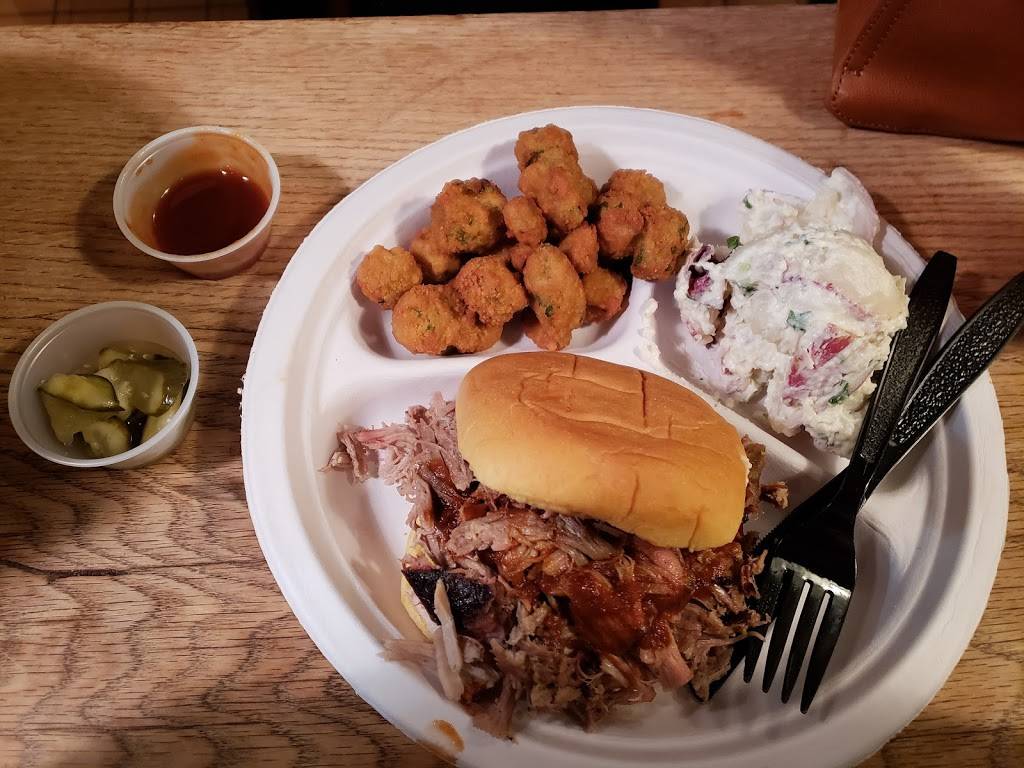 Rocklands Barbeque and Grilling Company- Alexandria Store | restaurant | 25 S Quaker Ln, Alexandria, VA 22314, USA | 7037789663 OR +1 703-778-9663