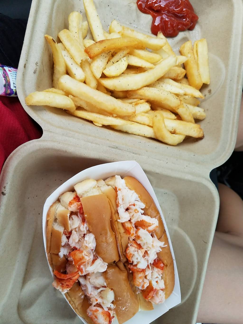 Two Little Fish Seafood Restaurant | restaurant | 300 Atlantic Ave, Westerly, RI 02891, USA | 4013489941 OR +1 401-348-9941