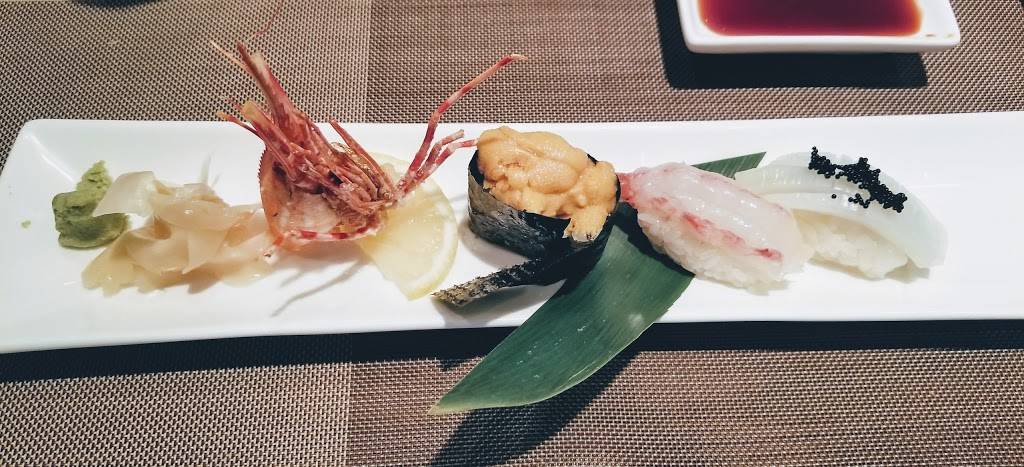 Mirai Sushi | restaurant | 990 N Mies Van Der Rohe Way, Chicago, IL 60611, USA | 3122809100 OR +1 312-280-9100