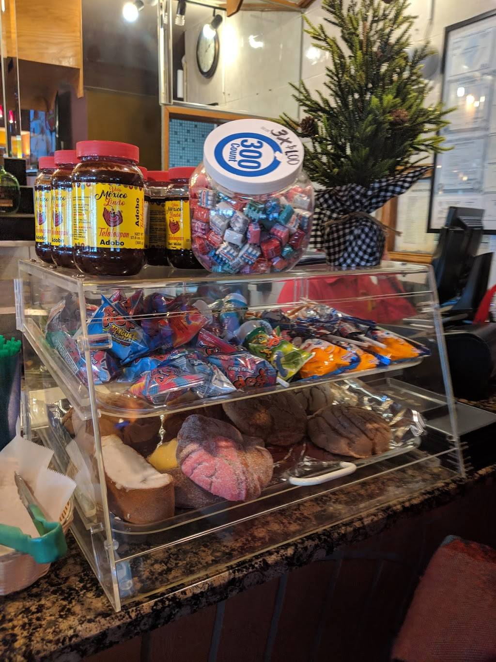 La Quebrada Restaurant | restaurant | 5100 S California Ave, Chicago, IL 60632, USA | 7737374575 OR +1 773-737-4575