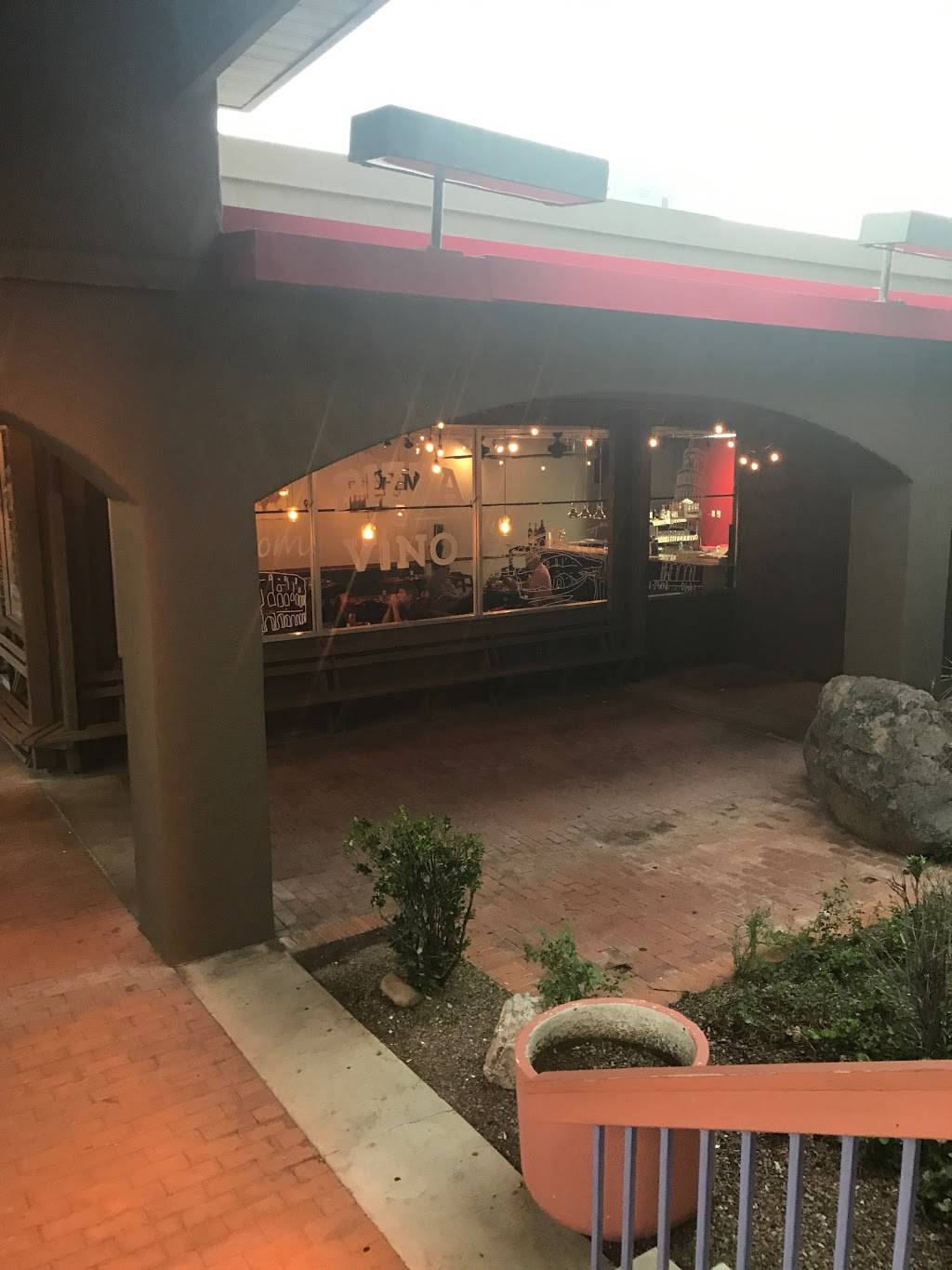 Hendrix | restaurant | 1060 Yavapai Dr #5, Rio Rico, AZ 85648, USA | 5207613999 OR +1 520-761-3999