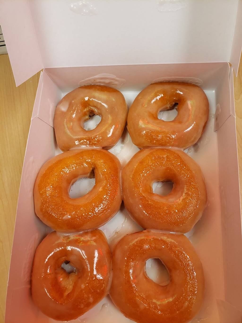 Krispy Kreme | bakery | 2401 N Federal Hwy, Fort Lauderdale, FL 33305, USA | 9545655599 OR +1 954-565-5599