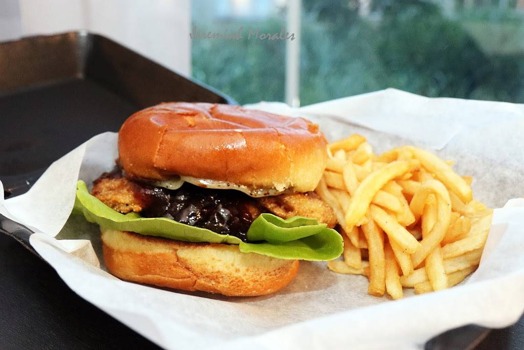 EPs Bar & Grill | restaurant | 3600 Elvis Presley Blvd, Memphis, TN 38116, USA | 9014433000 OR +1 901-443-3000