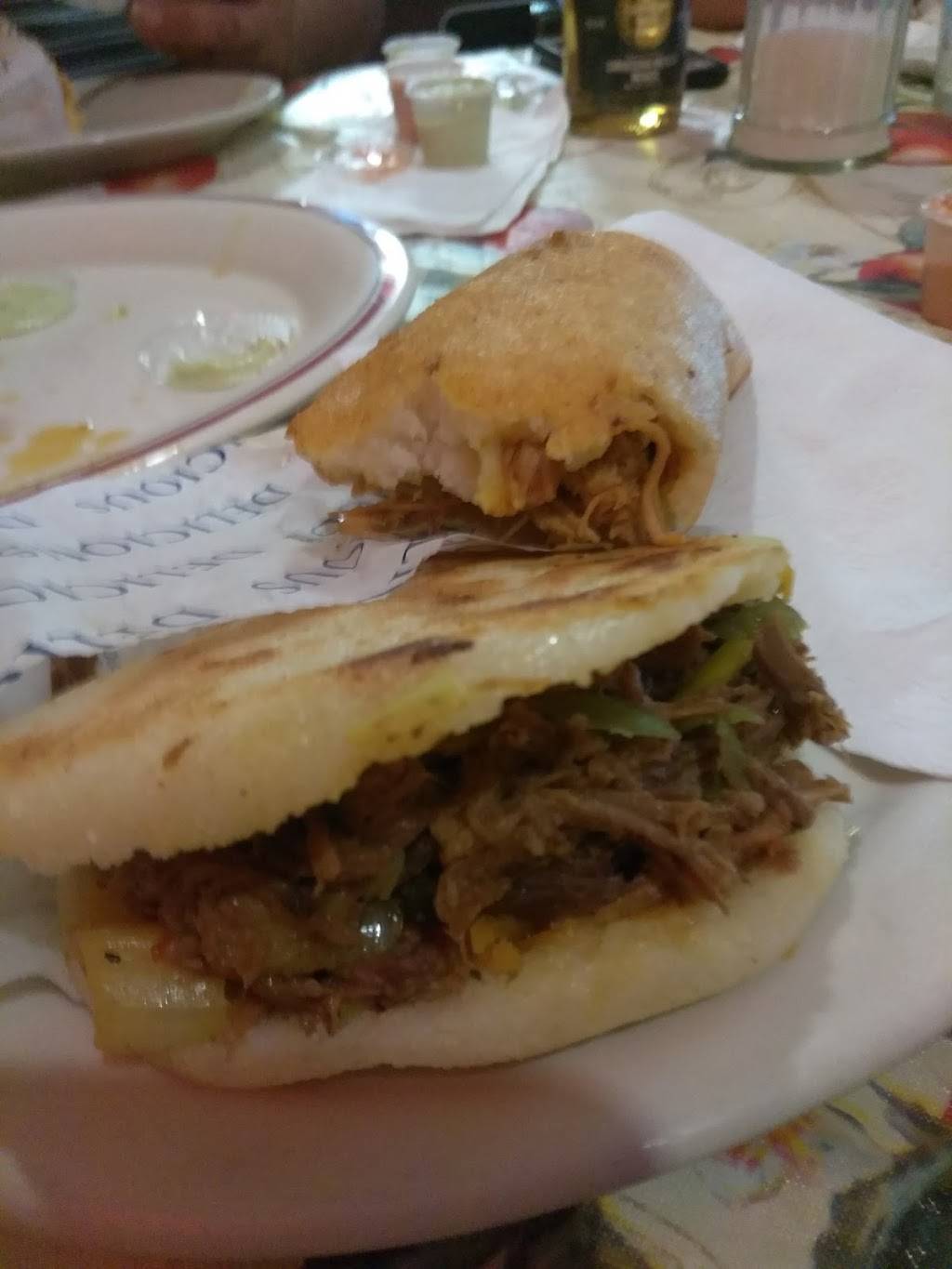 Casdeluna | restaurant | 800 Chestnut Ave, Trenton, NJ 08611, USA | 6093941456 OR +1 609-394-1456