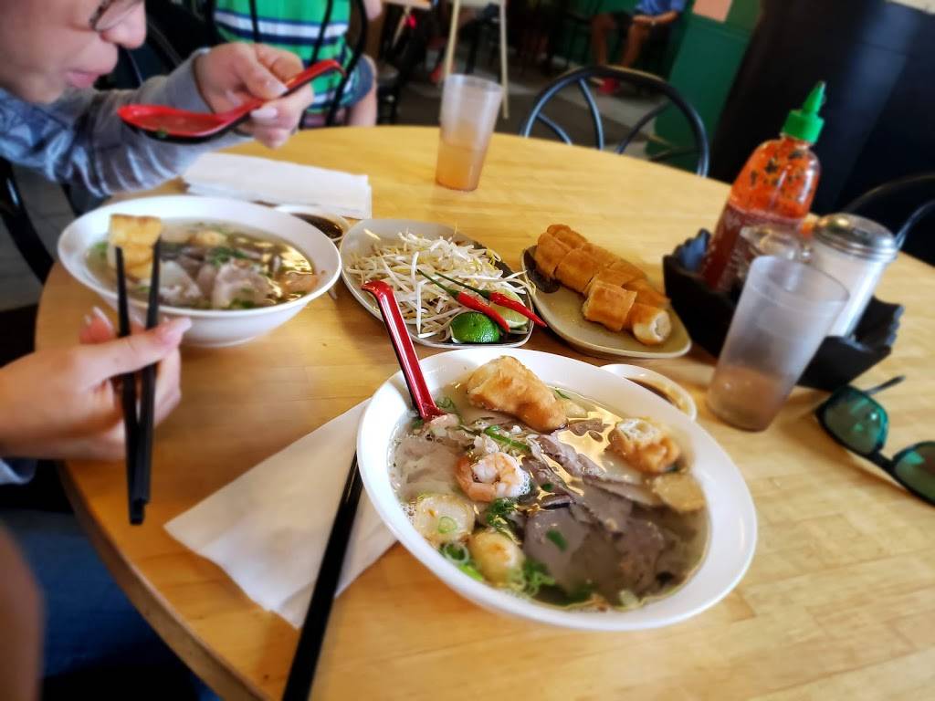 Restaurant Phnom Penh | restaurant | 7153 Chemin de la Côte-des-Neiges, Montréal, QC H3R 2M2, Canada | 5147398214 OR +1 514-739-8214