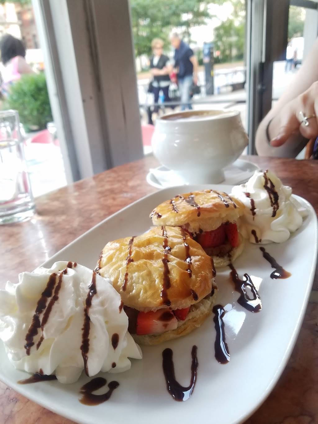 French Roast | restaurant | 2340 Broadway #85, New York, NY 10024, USA | 2127991533 OR +1 212-799-1533