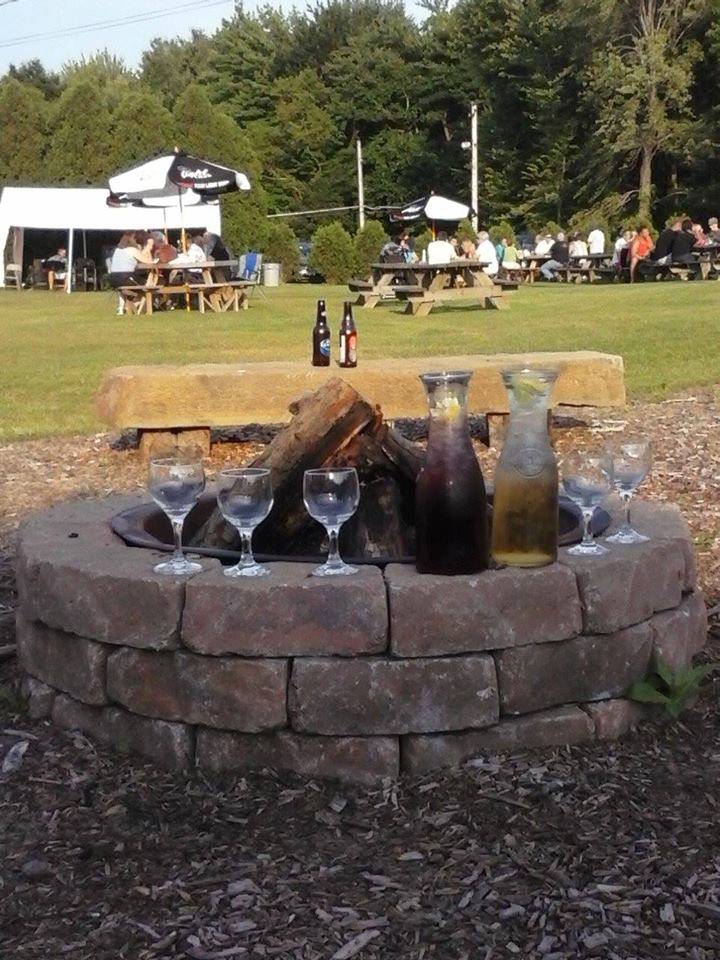 Hallidays Winery | restaurant | 2400 NE River Rd, Lake Milton, OH 44429, USA | 3306549463 OR +1 330-654-9463