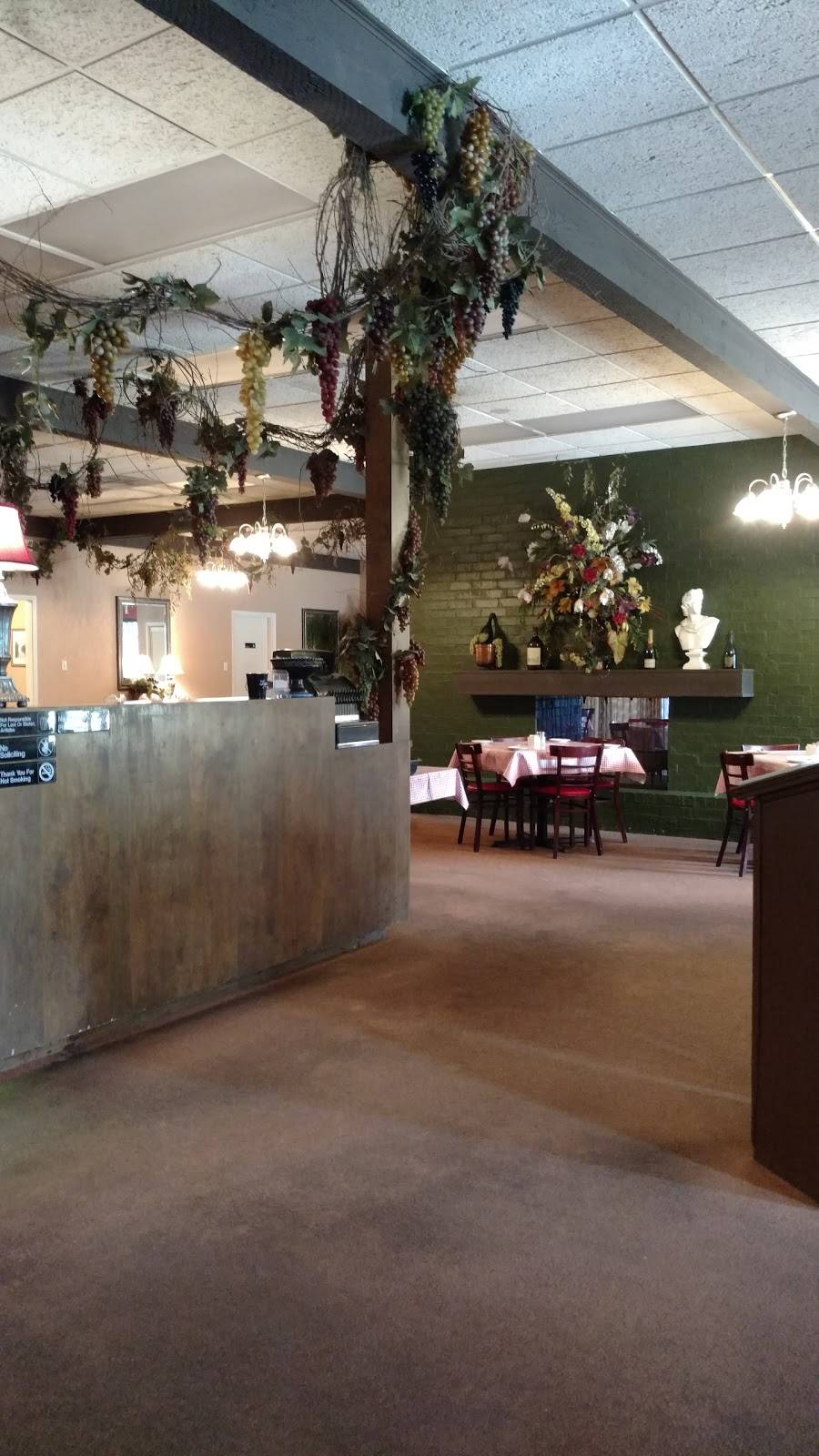 Colichias Italian Village | restaurant | 5601 E Parkway St, Groves, TX 77619, USA | 4099627711 OR +1 409-962-7711