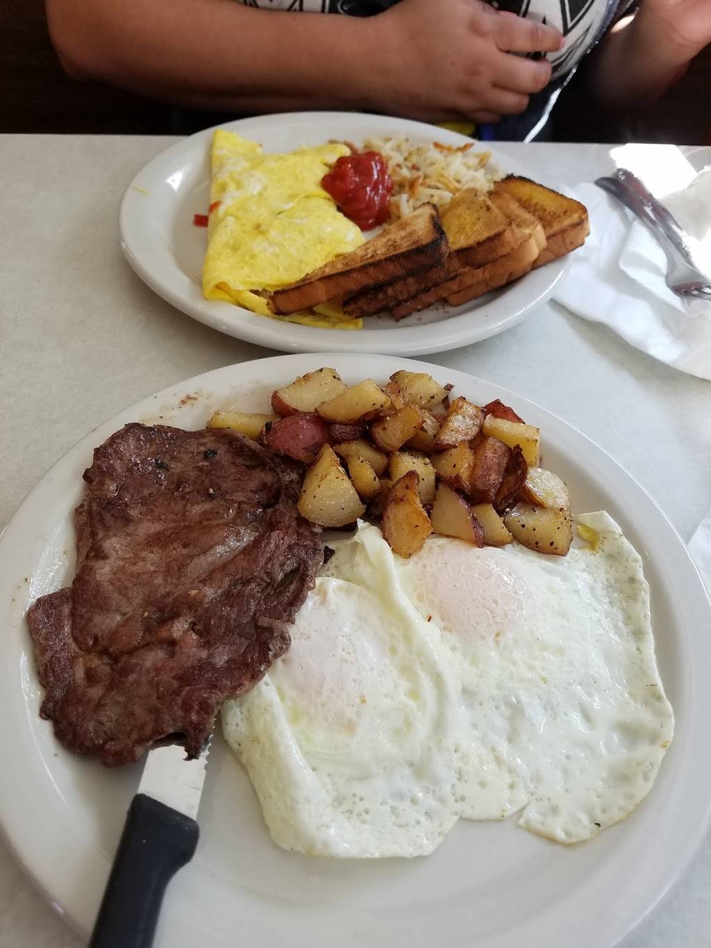 Family Ties Restaurant | restaurant | 904 Webb Ave, Crossville, TN 38555, USA | 9314565141 OR +1 931-456-5141