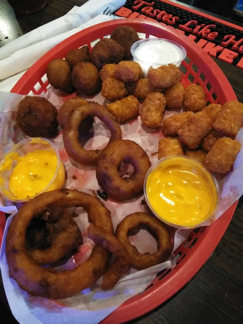 Bleechers Bar & Grill | restaurant | 2220 White Bear Ave, Maplewood, MN 55109, USA | 6517777897 OR +1 651-777-7897