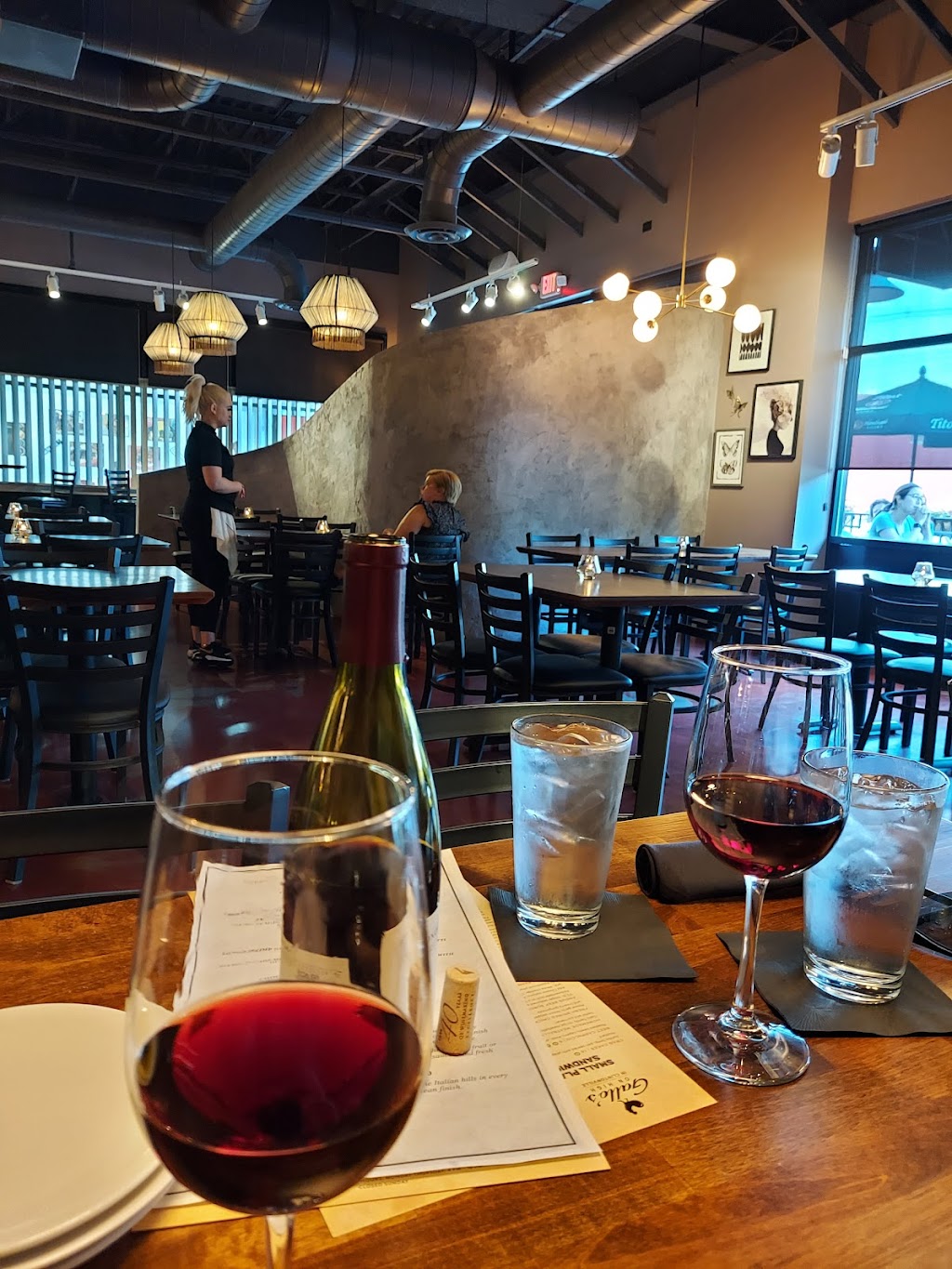 Gallos on High | restaurant | 4215 N High St, Columbus, OH 43214, USA | 6146746223 OR +1 614-674-6223