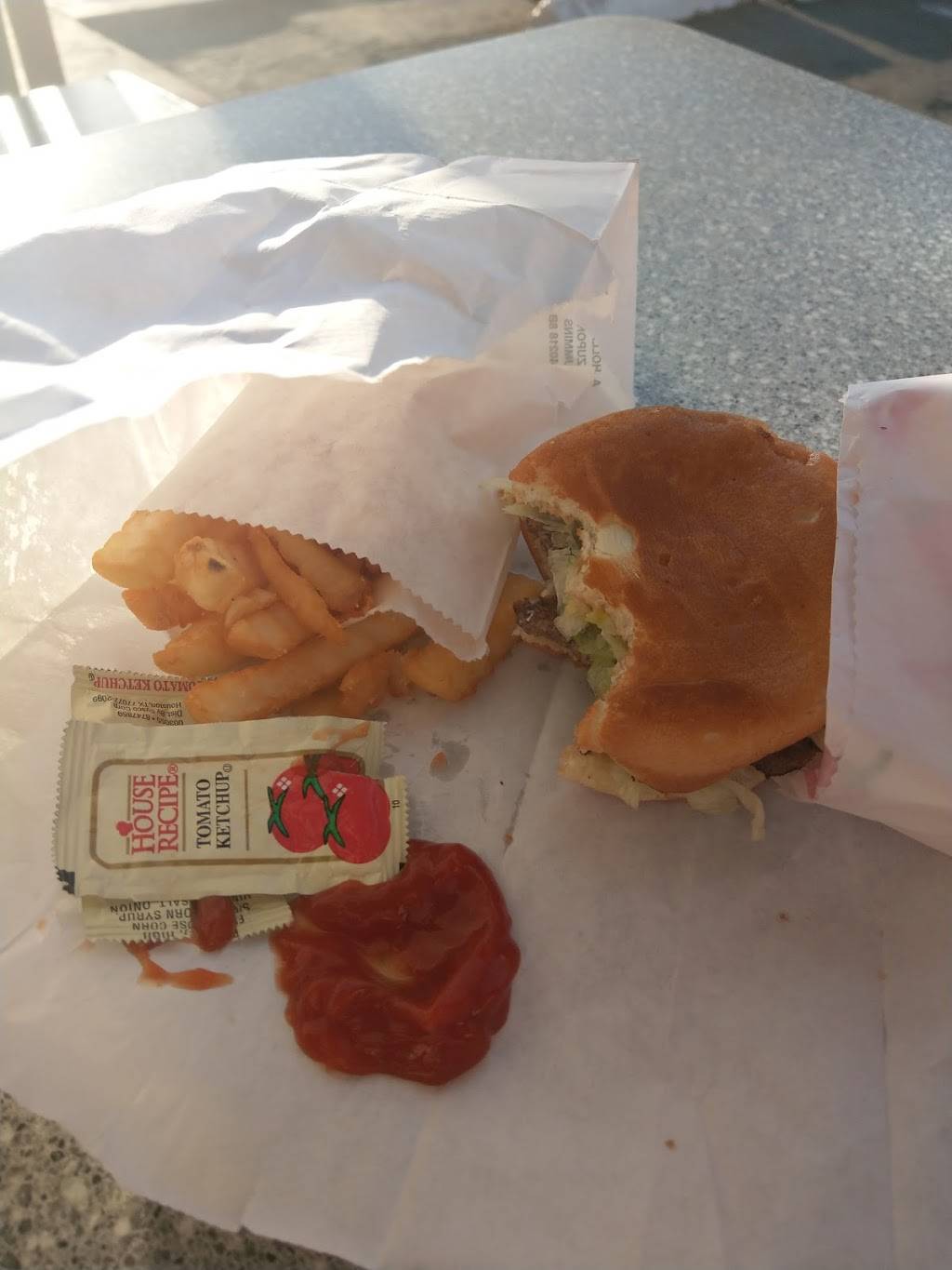 Sno-White Drive In | restaurant | 3442 Atchison St, Riverbank, CA 95367, USA | 2098696833 OR +1 209-869-6833