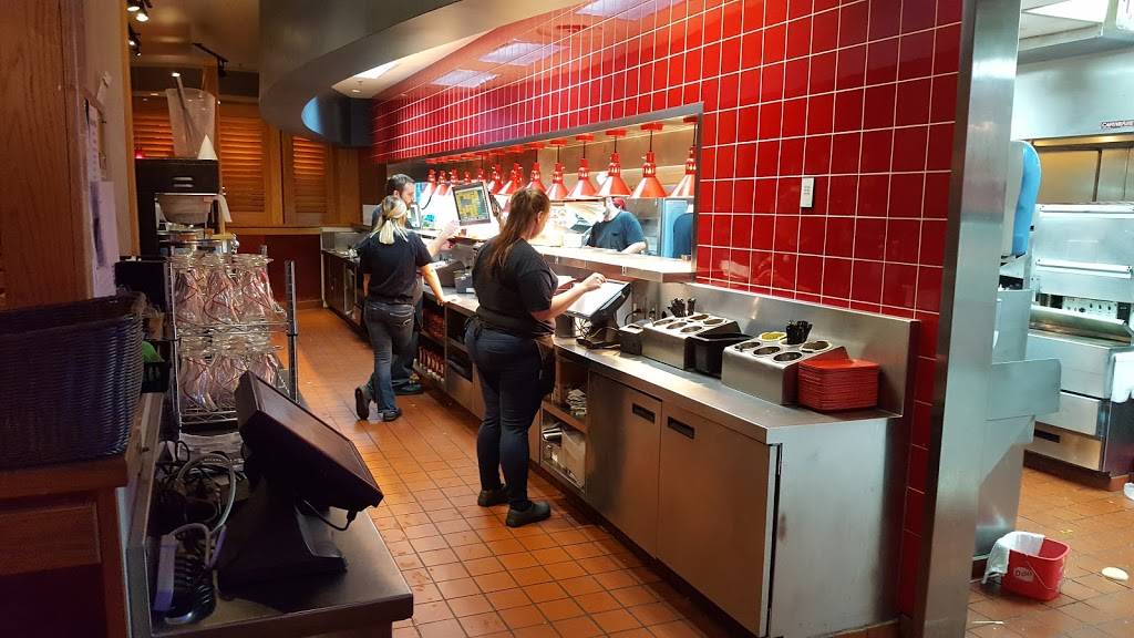 Red Robin Gourmet Burgers and Brews | restaurant | 105 Peppers Ferry Rd NW, Christiansburg, VA 24073, USA | 5403814973 OR +1 540-381-4973