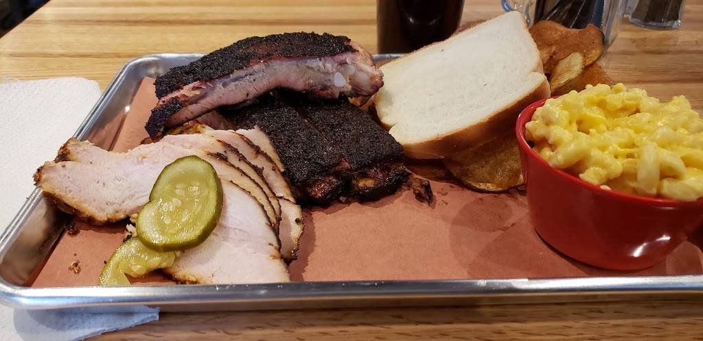 DOCs Madison Smokehouse | restaurant | 72 W Towne Mall, Madison, WI 53719, USA | 6088210439 OR +1 608-821-0439
