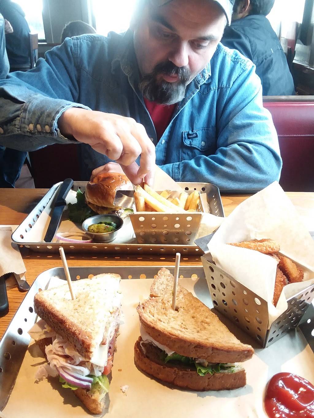 Chilis Grill & Bar | restaurant | 320 Fort Loudoun Medical Center Dr, Lenoir City, TN 37772, USA | 8659884061 OR +1 865-988-4061