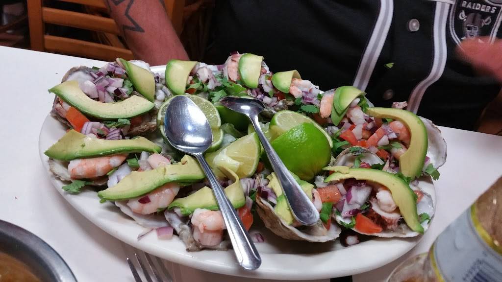 El Calamar | restaurant | 315 W 17th St, Santa Ana, CA 92706, USA | 7148844510 OR +1 714-884-4510