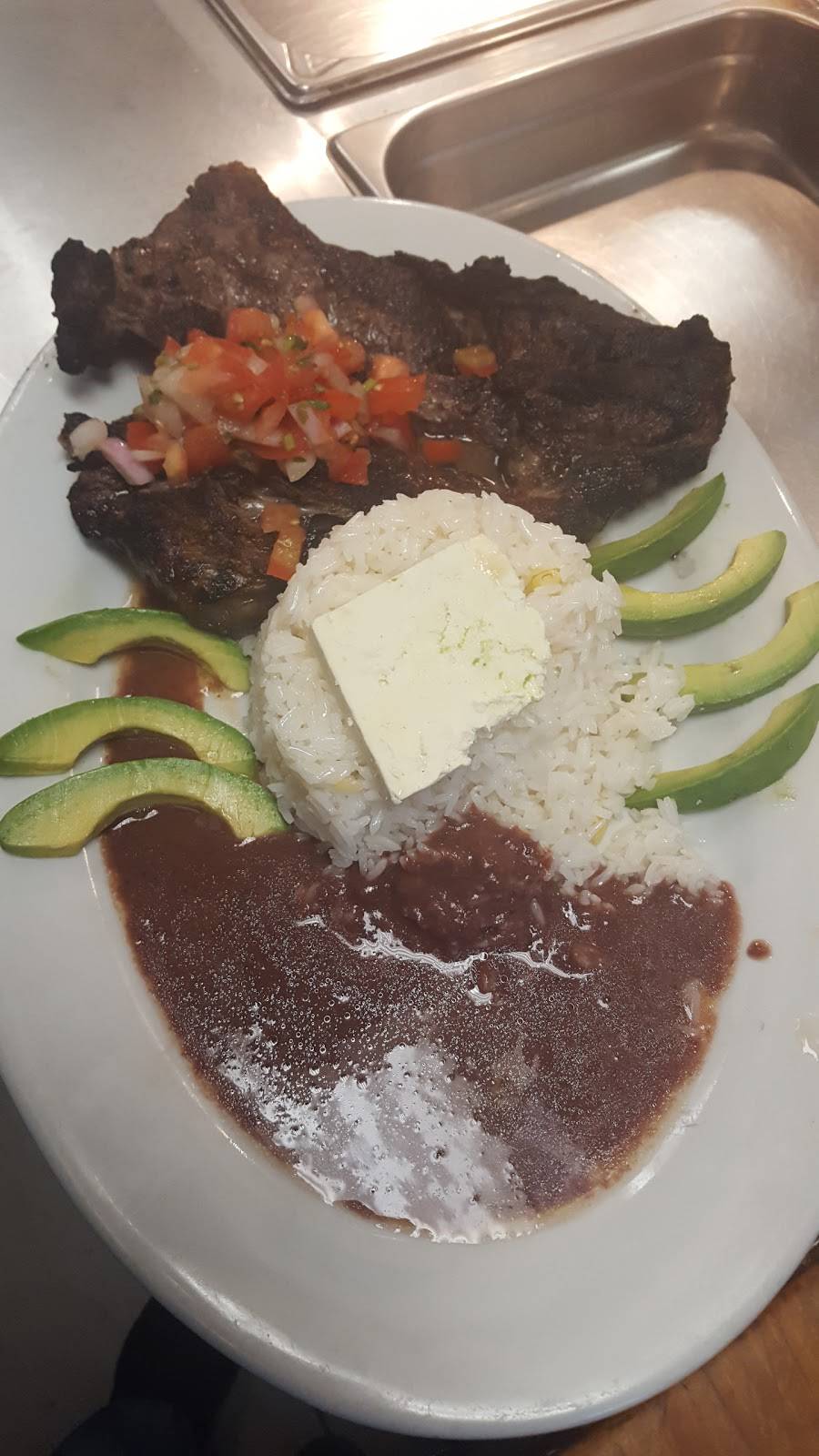 La familia Deli & Grill | restaurant | 161 E Merrick Rd, Valley Stream, NY 11580, USA | 5163410067 OR +1 516-341-0067