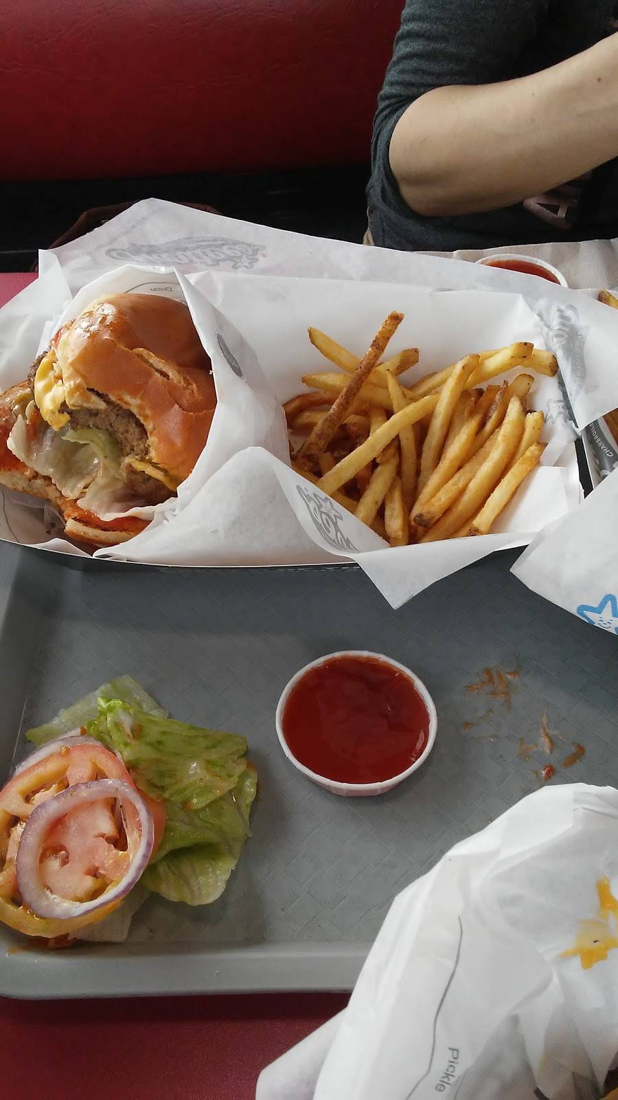 Hardees | restaurant | 2695 Gilchrist Rd, Akron, OH 44305, USA | 3307984080 OR +1 330-798-4080